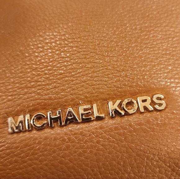 Michael Kors Lupita Medium Messenger bag in brown pebbled leather. - Picture 9 of 11